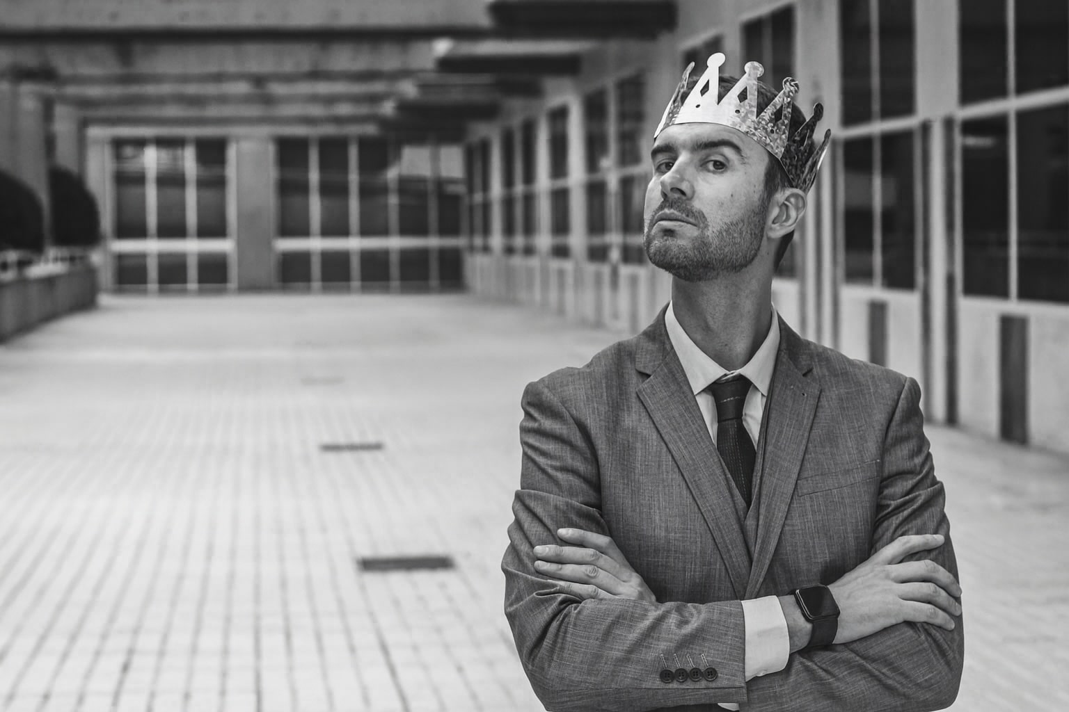 Arroganter Mensch mit einer Krone auf dem Kopf SW