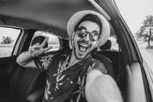 Lustiger Typ im Auto in SW