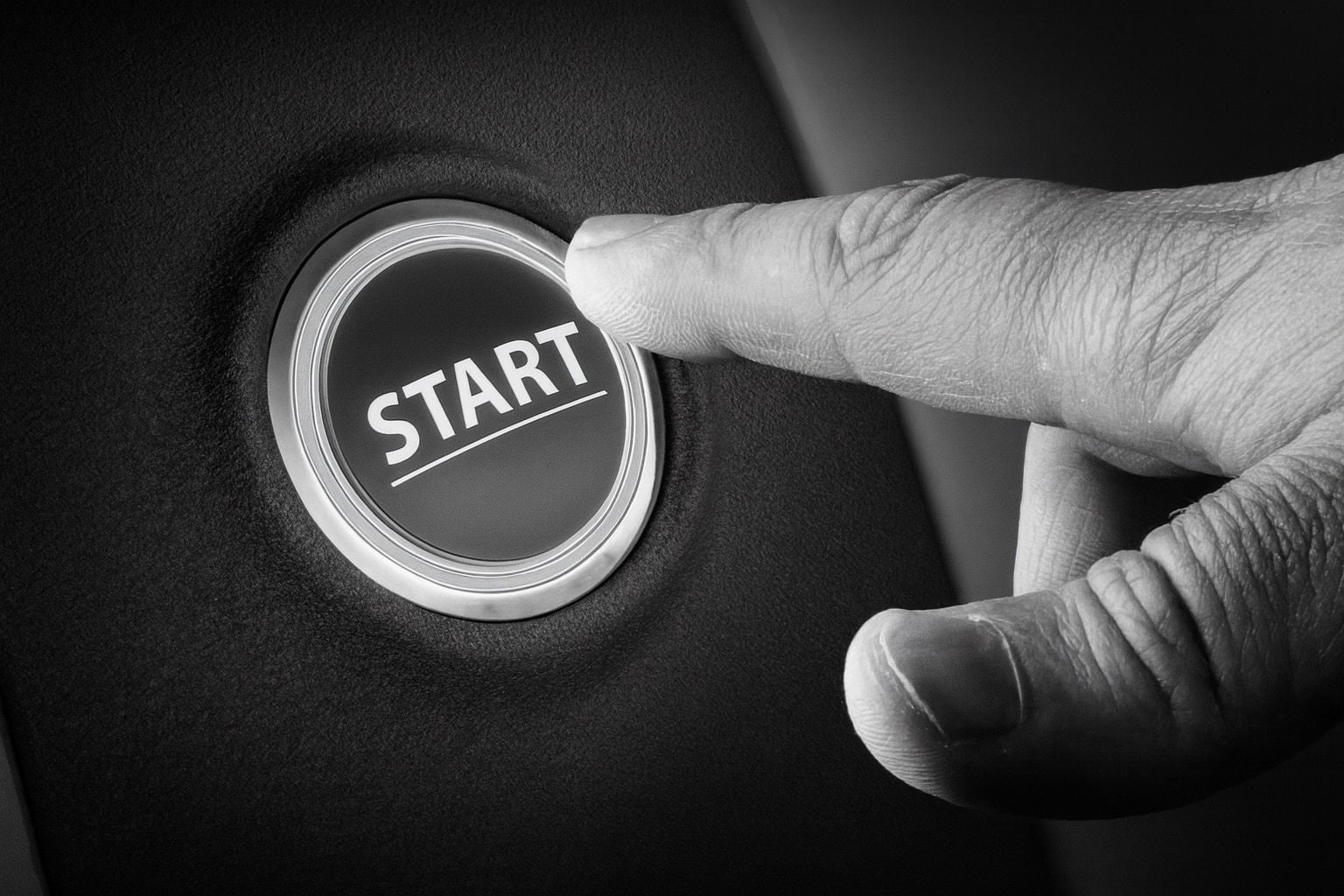 Startknopf drückender Finger