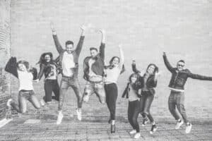 Hüpfende Menschen in SW