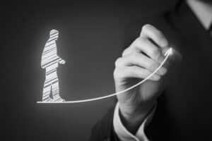 Hand zeichnet eine Linie in SW