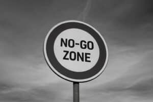 Straßenschild mit Schriftzug NO GO ZONE in SW