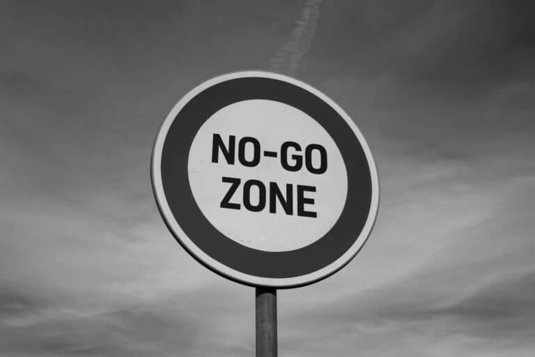 Straßenschild mit Schriftzug NO GO ZONE in SW