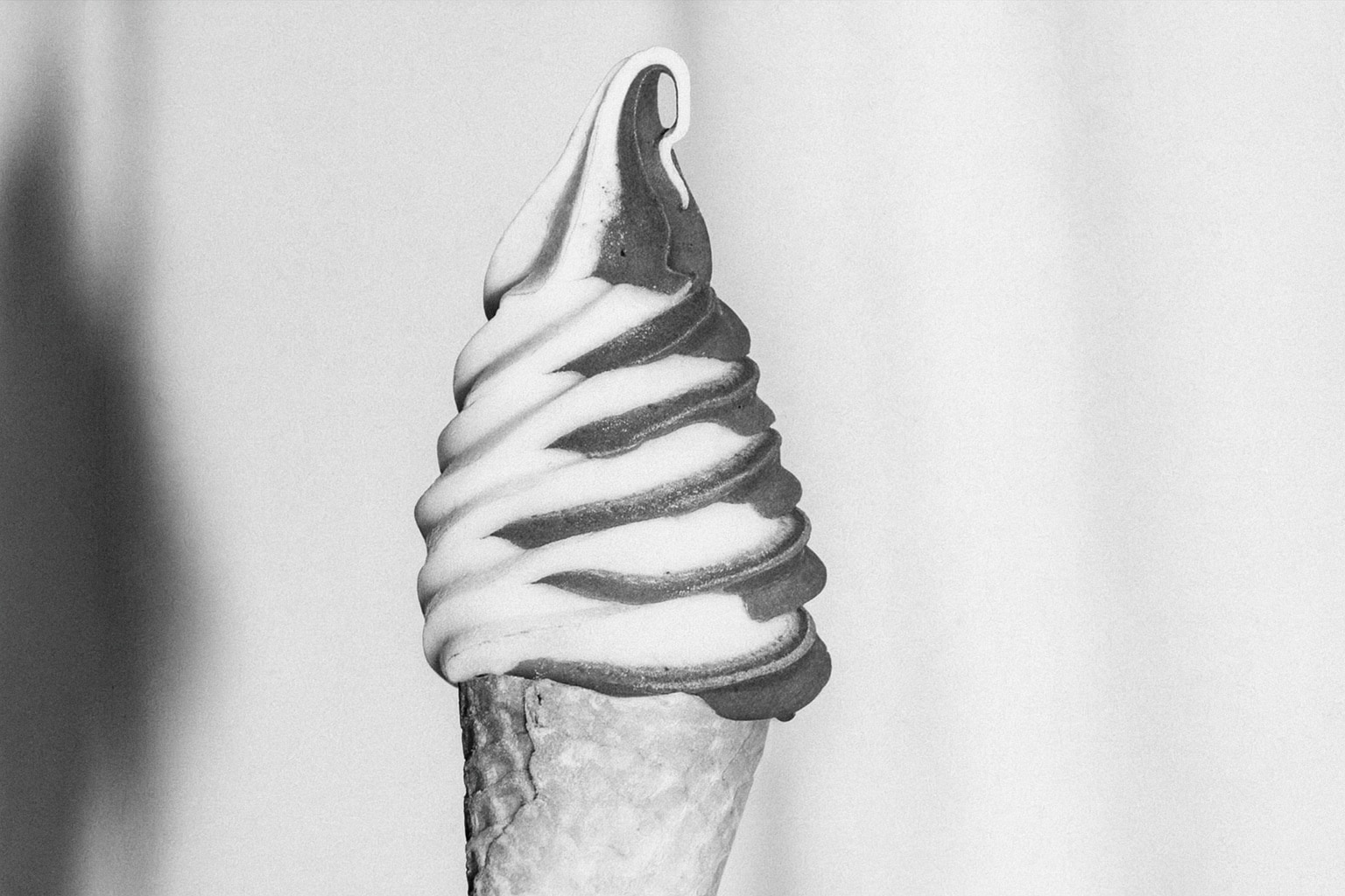 EIn rot weiß geringeltes Softeis in SW