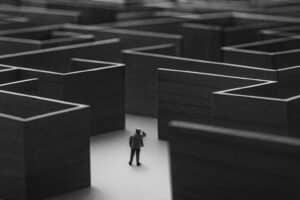 Mensch in einem Labyrinth SW