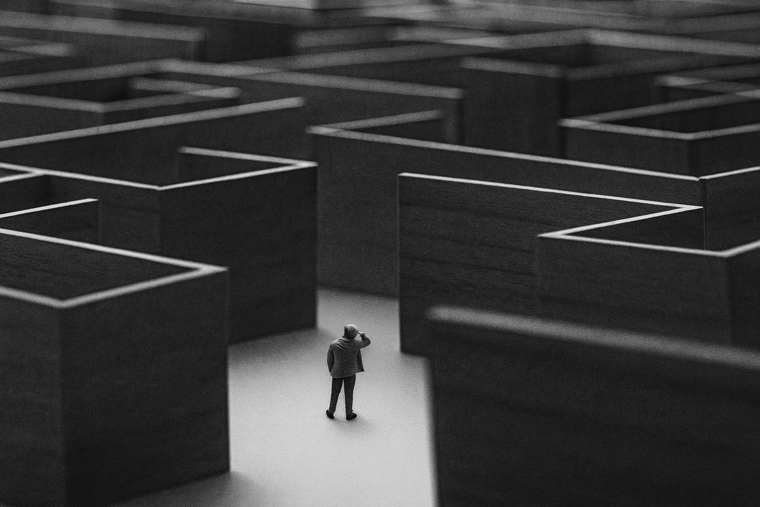 Mensch in einem Labyrinth SW