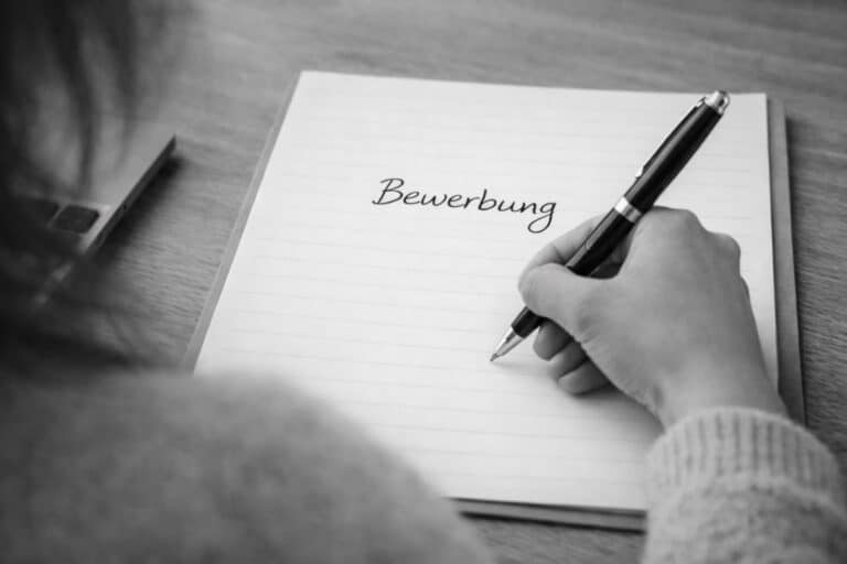 Bewerbung schreibende Hand