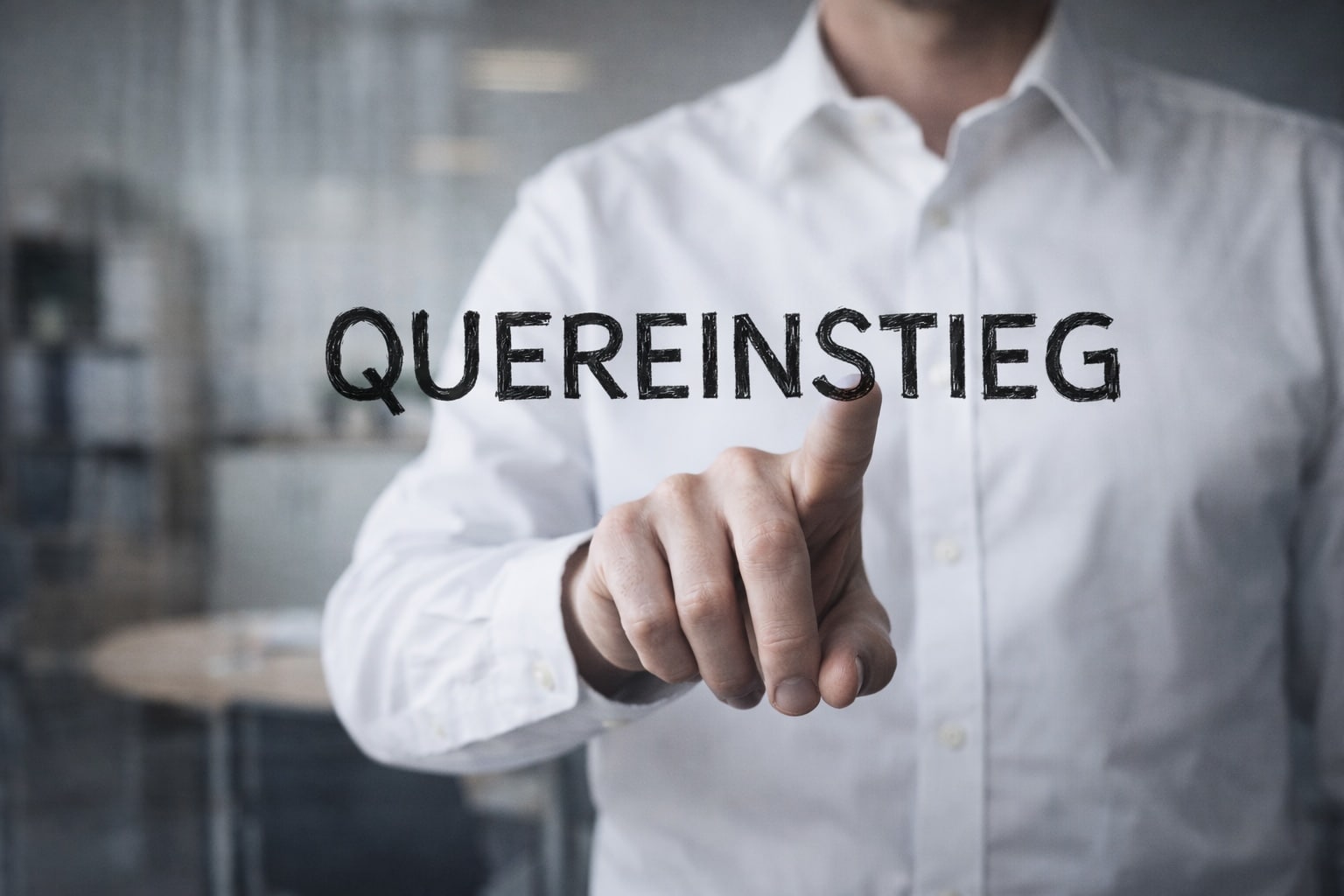 Digitales Foto: Person arbeitet am Laptop, während ein digitaler Karriere-Pfad visualisiert wird.